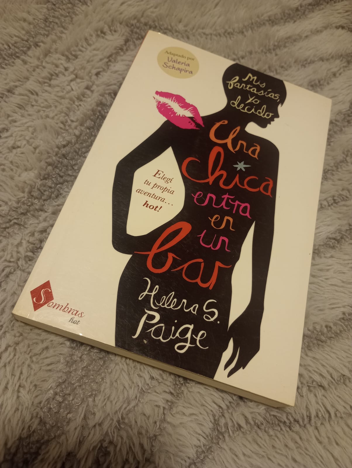 Una Chica entra en un Bar – Helena S. Paige
